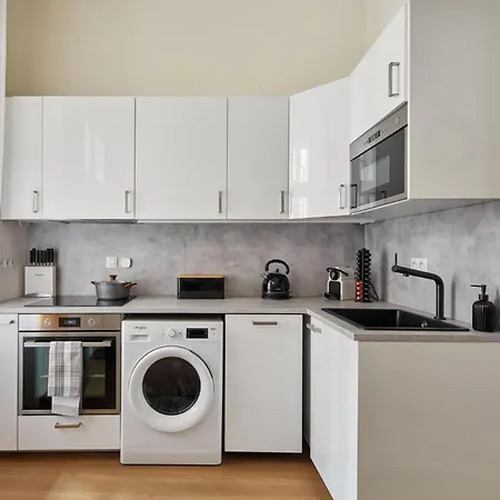 Days - Sunlit 1bdr W Netflix In New Town Apartment Prague