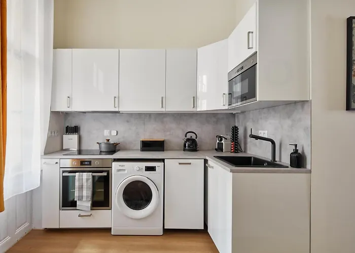 Days - Sunlit 1bdr W Netflix In New Town شقة براغ